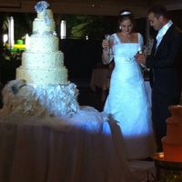cortando la tarta y brindando con loos invitados