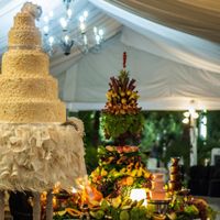 tarta y fuente de frutas