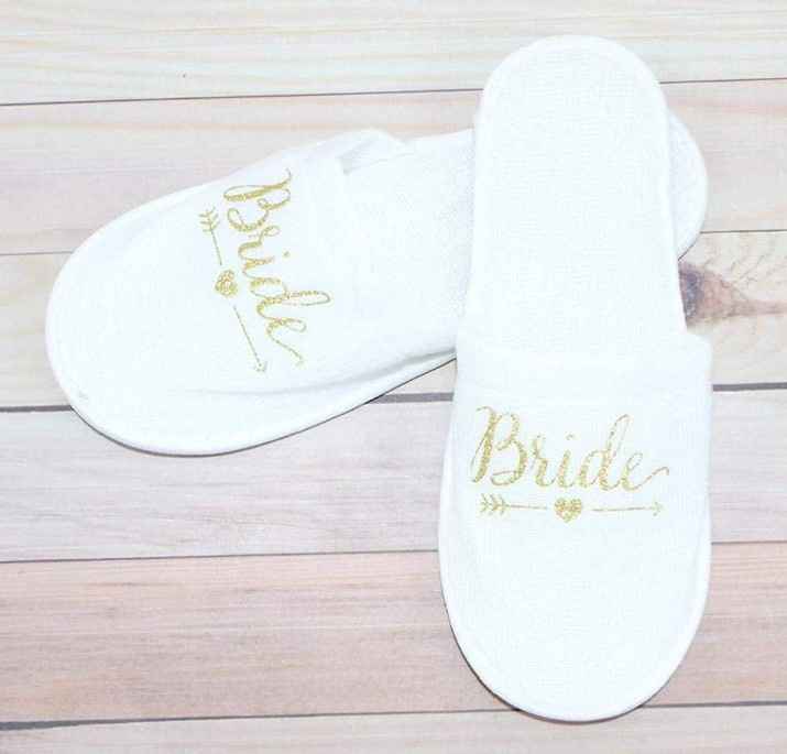 Zapatillas y batas para reportaje mientras os arregláis. . - 1