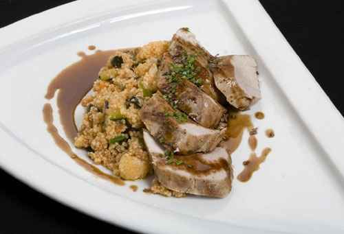 FILETE IBÉRICO CON CUS CUS Y SALSA DE CEREZAS