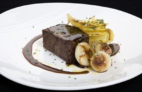MELOSOS DE TERNERA CON MILHOJAS DE PATATAS Y CEBOLLAS Y BACON SALTEADO