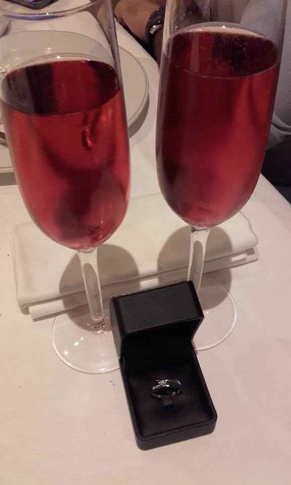 el anillo el dia de la pedida con champan rosado