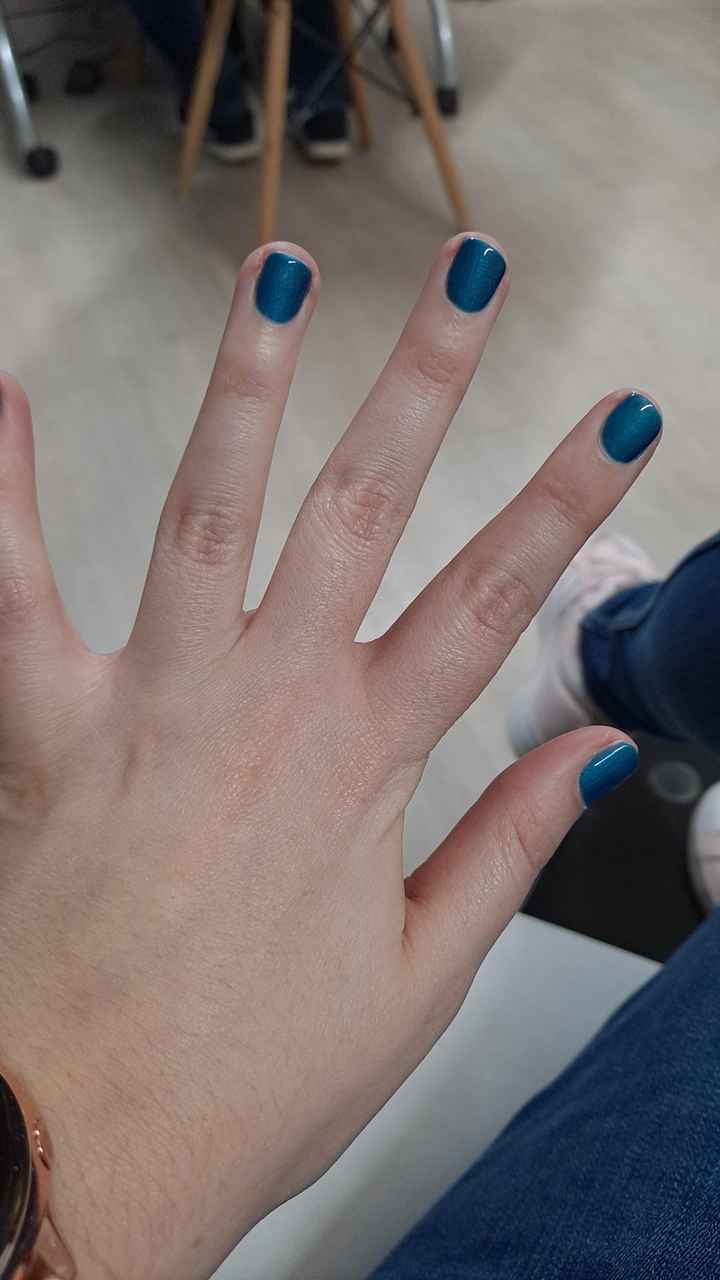 Alguien ha llevado las uñas oscuras? - 1