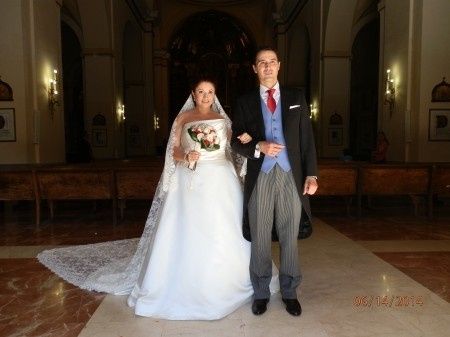 Ya marido y mujer...saliendo de la iglesia y viendo lo que se avecina....
