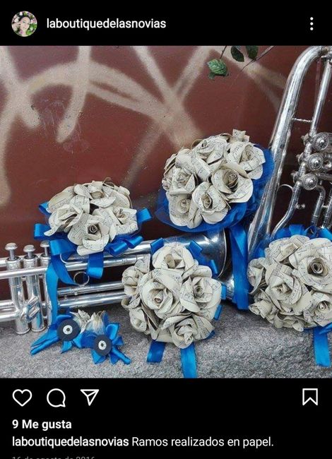 Ramo con flores hechas de papel de libros 1
