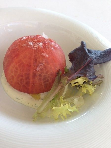 Tomate relleno de bacalao y olivas negras 