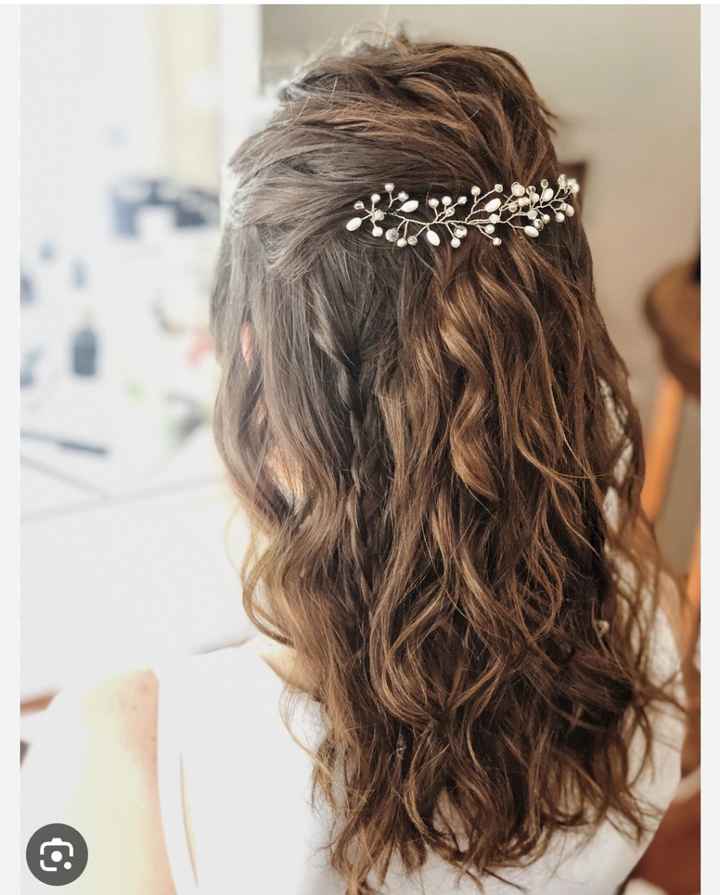 Peinado semi recogido pelo rizado - 1