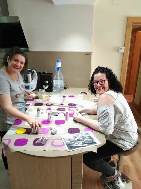 Disfrutando de los preparativos. alfileres para solteras. - 3
