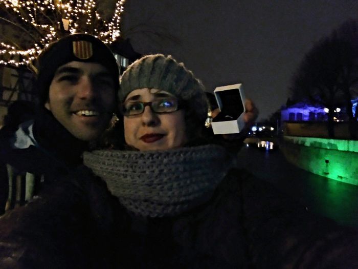 Así me lo pidió!! poniéndome el anillo al lado en un selfie!^^