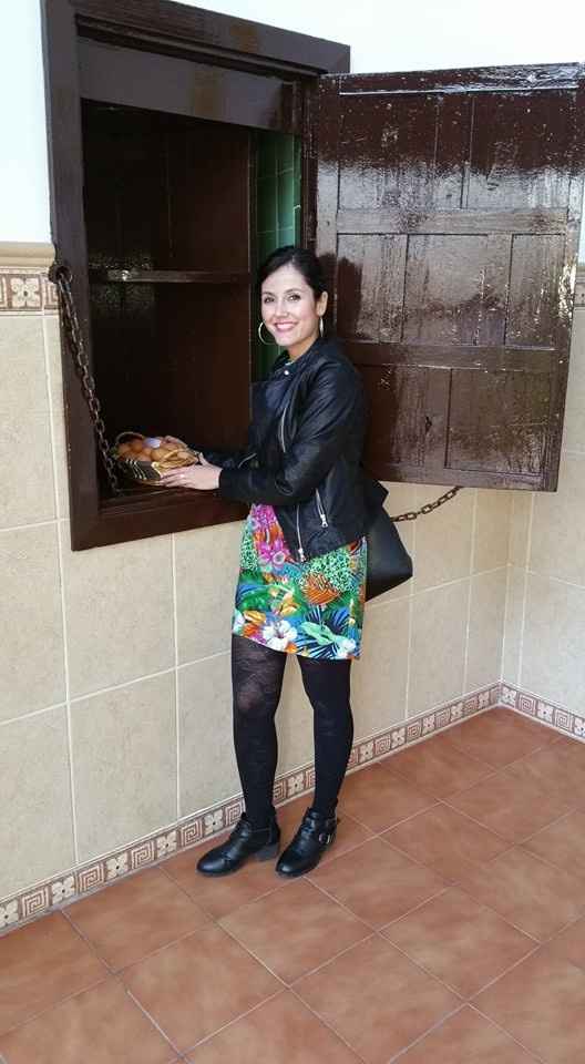 Mi hermana entregando los huevos a las clarisas en Jaén