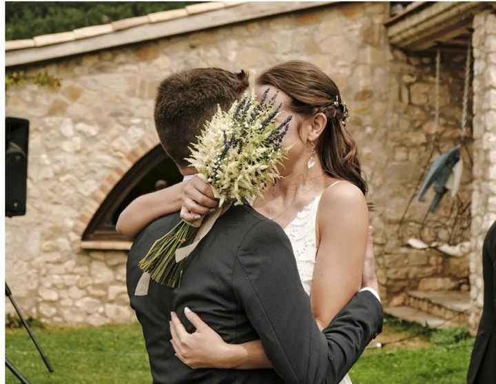 Incluir flores de temporada en el ramo de novia - 1