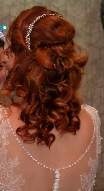 Ideas de peinados para novias e invitadas con pelo rizado 👩‍🦱 12