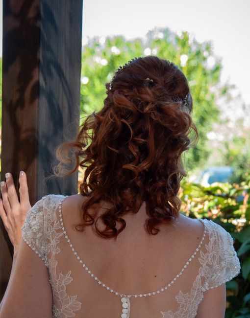 Ideas de peinados para novias e invitadas con pelo rizado 👩‍🦱 13