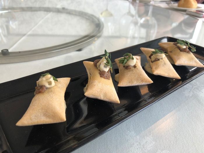 Pan soplao de Steack tartar con salsa remoulade.