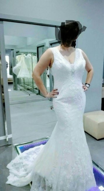 Preocupada por el vestido. 1