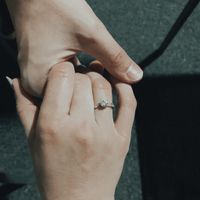 Derecha o izquierda: ¿en qué mano llevas tu anillo de pedida? 💍 - 1