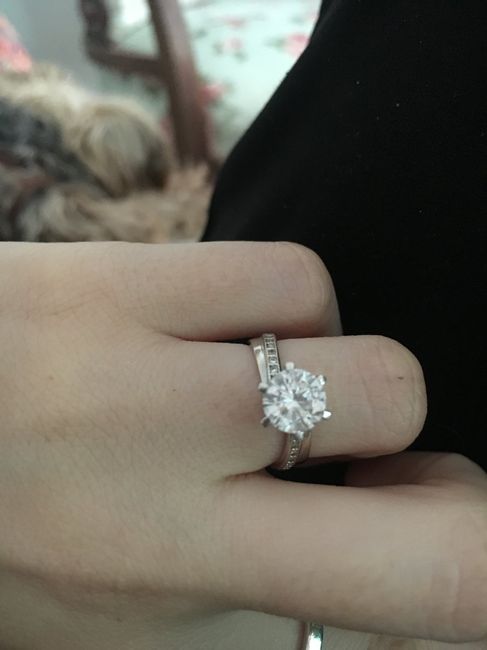 Sin anillo de pedida... - 1