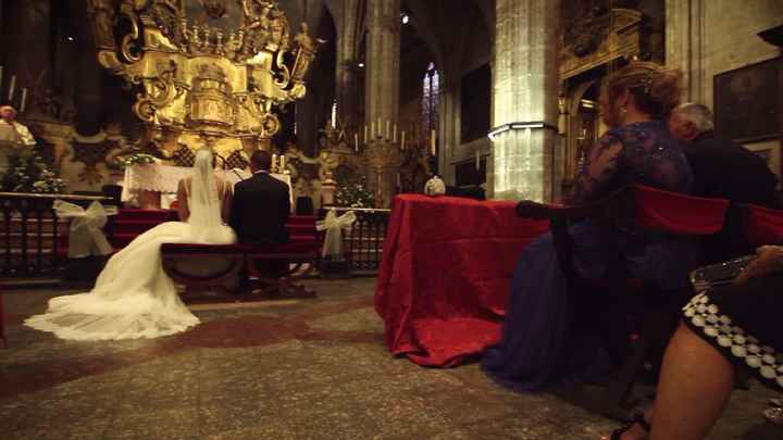 Los padres de los novios se sientan en sillas en la iglesia - 1