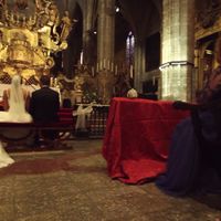 Los padres de los novios se sientan en sillas en la iglesia - 1