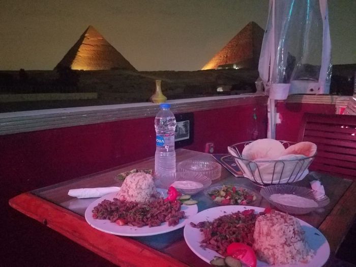 Cena viendo el espectáculo de luces y sonido.