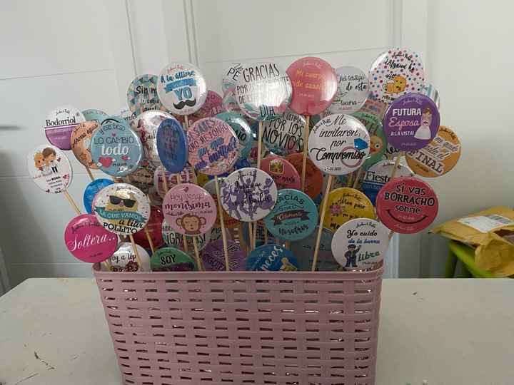 ¿Repartiréis chapas personalizadas a vuestrxs invitadxs? - 1