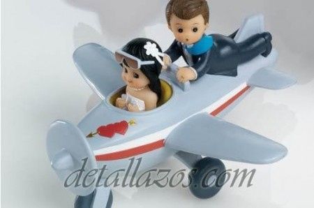 Pareja novios avión
