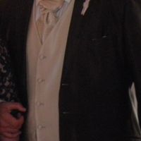 El prendido en el traje del novio