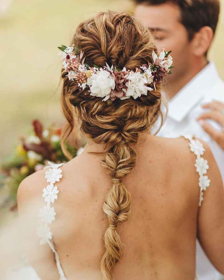 Tendencias de Peinados para Novias en 2025: Lo que Viene y lo que se Va - 5