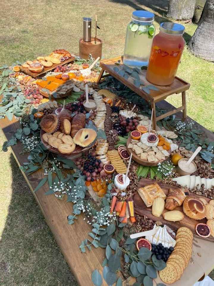 Mesa de quesos y embutidos - 1