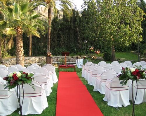 Modelo de ceremonia civil en jardin