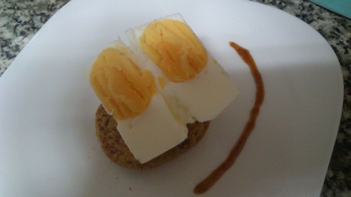 huevo jugoso al horno sobre cujiente de tomate y orégano