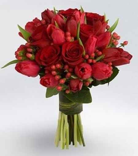Ramo rojo con rosas y tulipanes