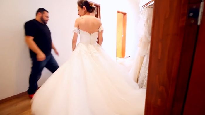 ¿alguien sabe de que diseñador es este vestido? - 1