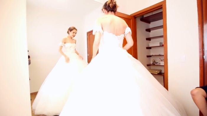 ¿alguien sabe de que diseñador es este vestido? - 3
