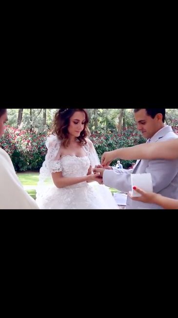 ¿alguien sabe de que diseñador es este vestido? - 7