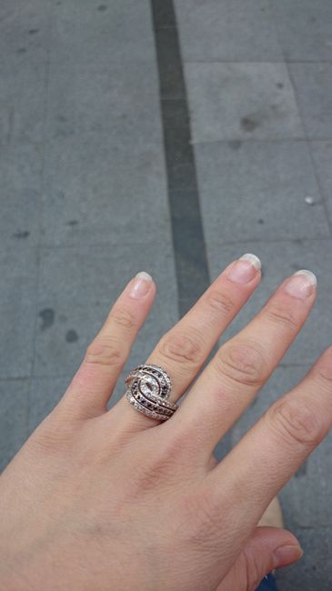 Llevar o no llevar el anillo de pedida a la boda - 1