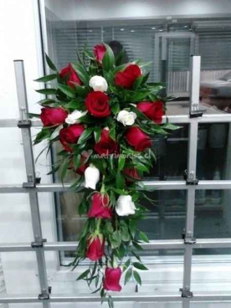 Ramo cascada rosas rojas y blancas