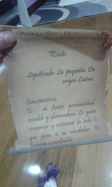 Pergaminos con el nombre en cada silla - 2