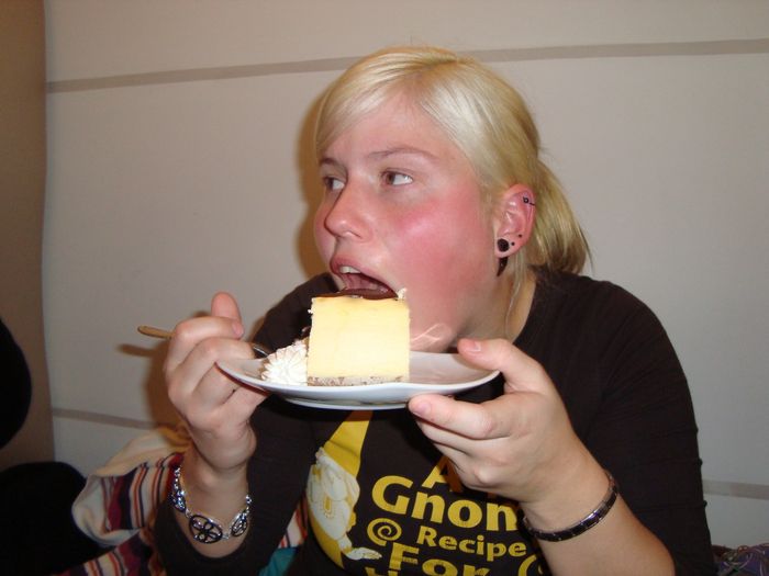 Almudena con su pastel