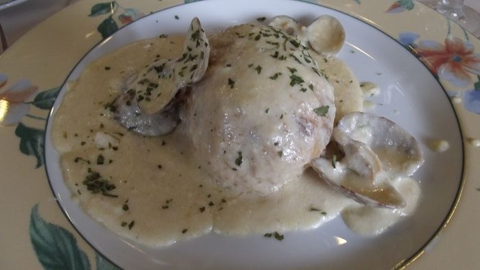 Merluza rellena de marisco sobre crema de almendras