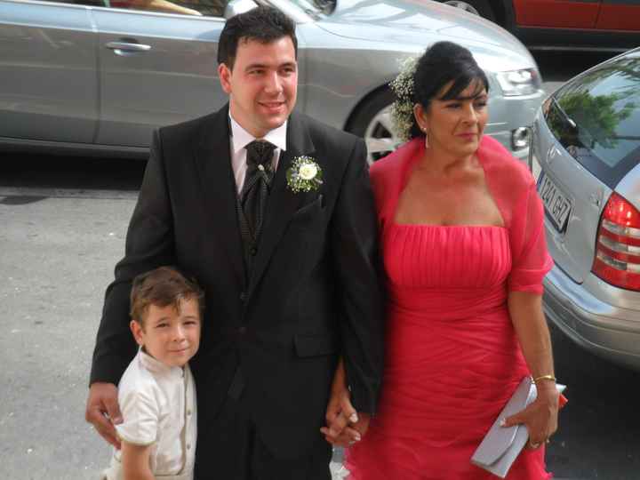la llegada del novio posando con nuestro niño