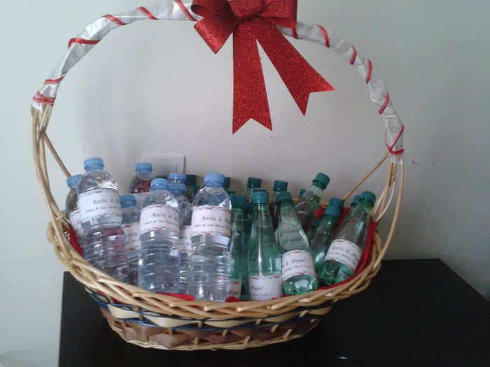 Cesta con botellitas de agua para la Ermita