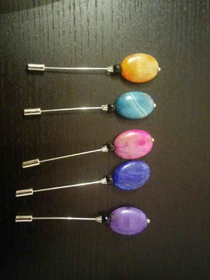 Alguien sabe donde encontrar bonitos y de buen precio los alfileres para los invitados?? - 4