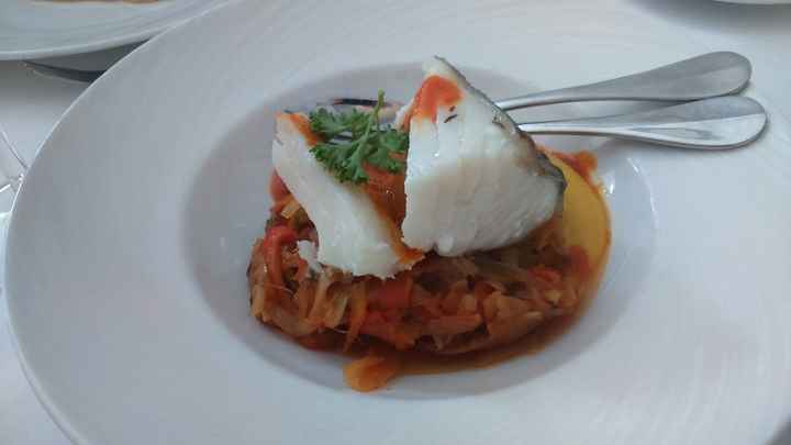 Bacalao confitado sobre encebollado, batata y mojo hervido