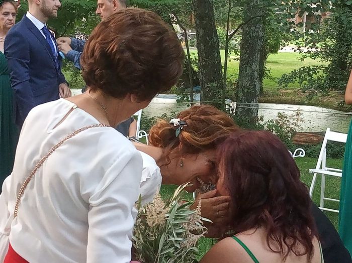 Tras entregar el ramo a mi madre, con la foto de mi padre. Y mi hermana llorando