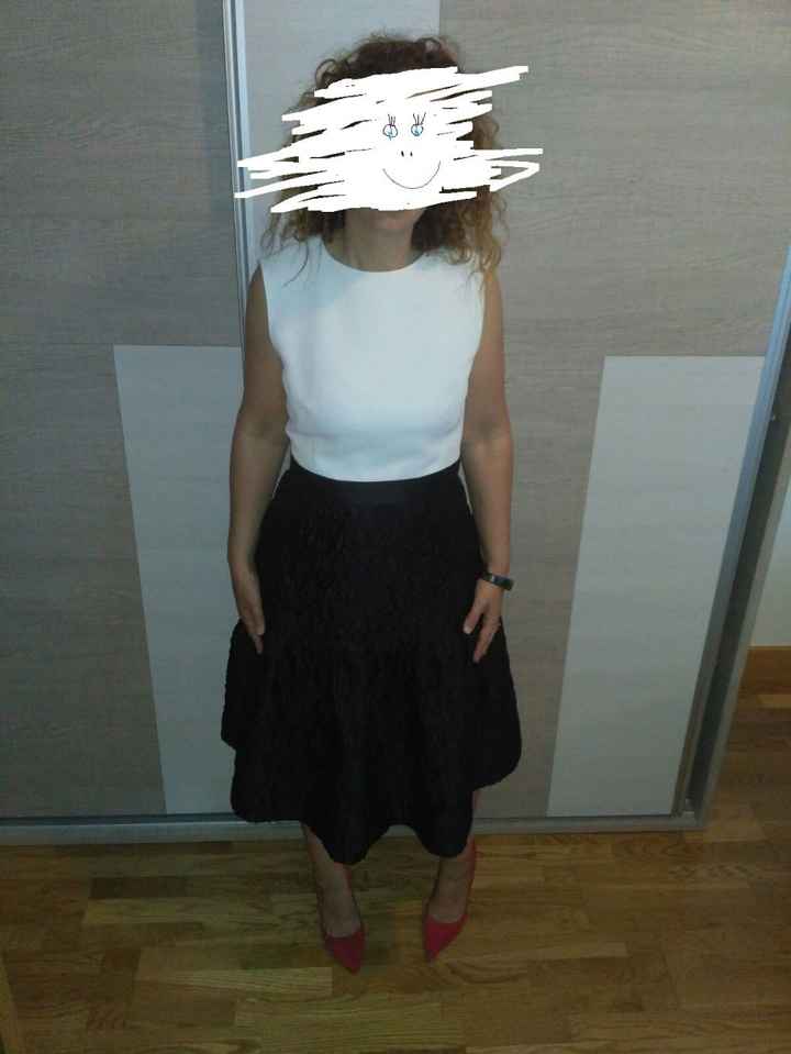 Opción uno. Con bolso de mano de CH negro también, muy fino. Solo destacan los zapatos.