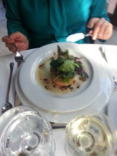 Sable breton con ensalda dulce de berengena y primeros brotes