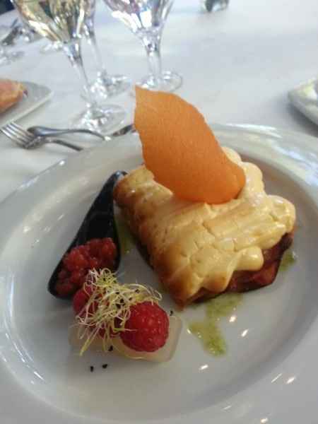 Crujiente de pasta con txanguru gambas y muselina de erizos