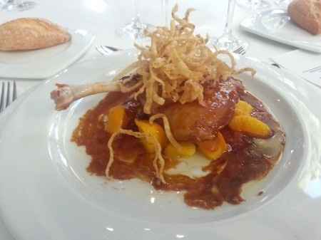Confit de pato con crema de arnadi y aliño de citricos