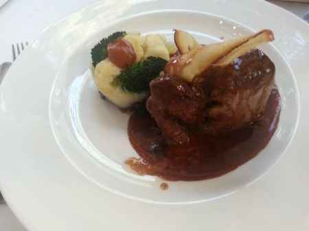 Cordero braseado a baja temperatura con timbal de verduras y crujiente de yuca